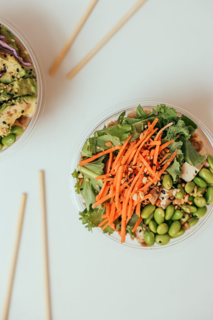 Bowl mit Edamame, Möhren und Salat in einer Schüssel